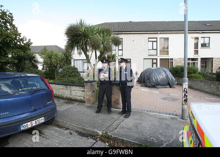 Garda à l'extérieur de la maison Clontarf d'un travailleur de banque de Dublin qui, avec sa famille, a été tenu en otage pendant la nuit avant d'être forcé de se retirer de sa succursale. APPUYEZ SUR ASSOCIATION photo. Date de la photo: Mardi 29 août 2006. Un gang a tenu en otage la famille d'un travailleur de banque masculin dans un champ avant de l'obliger à leur livrer de l'argent, a déclaré la police aujourd'hui. La famille de Clontarf, dans le nord de Dublin, a réussi à s'échapper et à alerter le gardai ce matin, qui a immédiatement lancé une chasse à l'homme pour les raiders et l'argent. Le montant de l'argent pris n'a pas été divulgué. Un porte-parole de Garda a déclaré: "Très bien après Banque D'Images