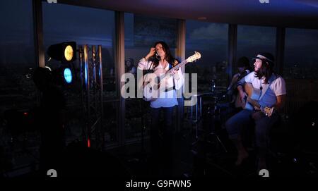 Sandi Thom se produit dans un concert spécial au sommet de la Tour BT pour célébrer le lancement des BT Digital Music Awards 2006 (qui se tiendra le 3 octobre), dans le centre de Londres. Banque D'Images