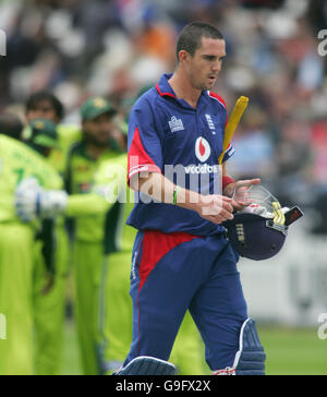 Cricket - NatWest One Day International Series - Angleterre contre Pakistan - Lord's.Kevin Pietersen, de l'Angleterre, quitte le terrain après avoir été séduit par Mohammad Asif, du Pakistan Banque D'Images