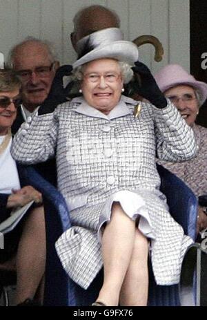 ALTERNATE CROP la reine Elizabeth II de Grande-BRETAGNE assiste aux Jeux des Highlands de Braemar au Princess Royal et au Duke of Fife Memorial Park, Aberdeenshire. Les royals sont des visiteurs réguliers des jeux depuis que la reine Victoria y a participé pour la première fois en 1848. Banque D'Images