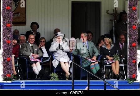 La reine Elizabeth II de Grande-Bretagne, son mari le duc d'Édimbourg, le prince de Galles et la duchesse de Cornwall assistent aux Jeux du Braemar Highland au Princess Royal et au Duke of Fife Memorial Park, Aberdeenshire. Les royals sont des visiteurs réguliers des jeux depuis que la reine Victoria y a participé pour la première fois en 1848. Banque D'Images