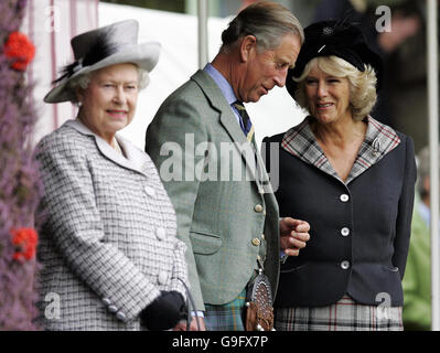 La reine Elizabeth II de Grande-Bretagne, le prince de Galles et la duchesse de Cornouailles assistent aux Jeux des Highlands de Braemar au Princess Royal and Duke of Fife Memorial Park, Aberdeenshire. Les royals sont des visiteurs réguliers des jeux depuis que la reine Victoria y a participé pour la première fois en 1848. Banque D'Images