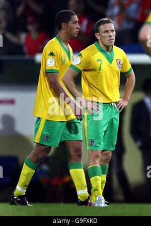 Craig Bellamy (à droite) et Lewin Nyatanga, pays de Galles, montrent leur déjection après le match de qualification du championnat d'Europe contre la République tchèque au stade Stadhov, à Prague, République tchèque. Banque D'Images