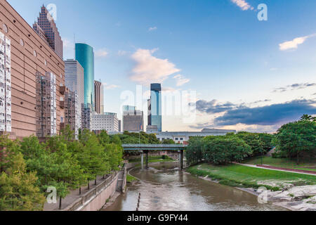 Buffalo Bayou à côté du centre de Wortham, la rivière traversant le centre-ville de Houston. Banque D'Images