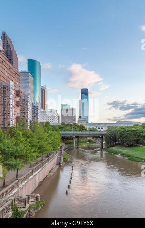 Buffalo Bayou à côté du centre de Wortham, la rivière traversant le centre-ville de Houston. Banque D'Images