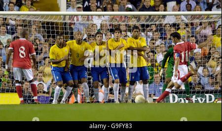 Football - friendly International - pays de Galles / Brésil - White Hart Lane, Londres.Le capitaine du pays de Galles, Ryan Giggs, prend un coup de pied gratuit, lors de l'amicale internationale à White Hart Lane, Londres. Banque D'Images