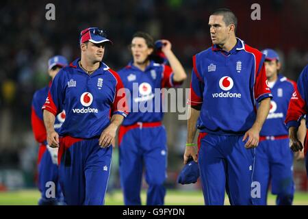 Le capitaine d'Angleterre Andrew Strauss (à gauche) et Kevin Pietersen quittent le terrain après avoir perdu le troisième international d'une journée au Rose Bowl, à Southampton, par deux bickets. Banque D'Images