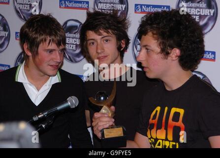 Alex Turner des Arctic Monkeys tient le prix après que le groupe a été nommé lauréat du prix national de mercure 2006, à Grosvenor House, dans le centre de Londres. Banque D'Images