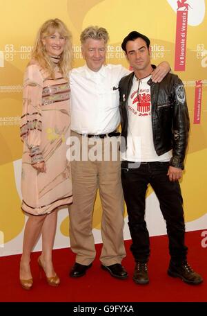 AP OUT (gauche-droite) Laura Dern, David Lynch et Justin Theroux assistent à une séance photo pour leur nouveau film Inland Empire au Palazzo del Casino, Venise, Italie, lors du 63e Festival du film de Venise. Banque D'Images