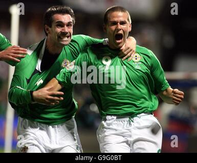 David Healy (à droite), d'Irlande du Nord, célèbre avec Keith Gillespie après avoir obtenu son score contre l'Espagne lors du match de qualification du Groupe F du Championnat d'Europe à Windsor Park, Belfast. Banque D'Images