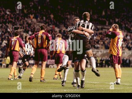 Football - Worthington Cup - troisième tour - Newcastle United / Bradford City.Alan Shearer, de Newcastle United, célèbre avec le quatrième buteur Steven Caldwell Stephen Banque D'Images