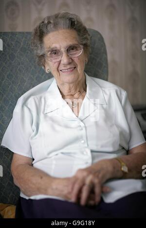 Gertrude Harris, 93 ans, fille du soldat de la première Guerre mondiale Harry Farr qui a été abattu pour la lâcheté, se détendant chez elle à Harrow, un jour après ses années de campagne a donné lieu à une grâce pour son père et environ 300 autres soldats qui ont également été abattus pour la lâcheté. Banque D'Images