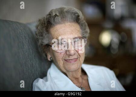 Gertrude Harris, 93 ans, fille du soldat de la première Guerre mondiale Harry Farr qui a été abattu pour la lâcheté, se détendant chez elle à Harrow, un jour après ses années de campagne a donné lieu à une grâce pour son père et environ 300 autres soldats qui ont également été abattus pour la lâcheté. Banque D'Images