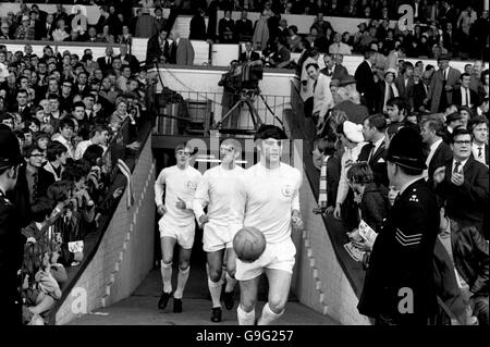 (G-D) Allan Clarke, Rod Belfitt et Peter Lorimer de Leeds United sont à court Banque D'Images