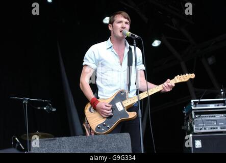 Chanteur principal de The Feeling, Dan Gillespie-Sells se produit au V Festival à Hylands Park, Chelmsford, Essex. Banque D'Images