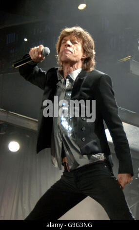 Mick Jagger des Rolling Stones en concert au stade de Twickenham, Londres, dans le cadre de leur tournée A Bigger Bang World. APPUYEZ SUR ASSOCIATION photo. Date de la photo: Dimanche 20 août 2006. Le crédit photo devrait se lire comme suit : Ian West/PA Banque D'Images