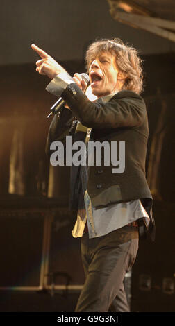 Mick Jagger des Rolling Stones en concert au stade de Twickenham, Londres, dans le cadre de leur tournée A Bigger Bang World. APPUYEZ SUR ASSOCIATION photo. Date de la photo: Dimanche 20 août 2006. Le crédit photo devrait se lire comme suit : Ian West/PA Banque D'Images