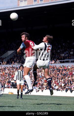 Football - Ligue de football Division 1 - West Ham United / West Bromwich Albion.Geoff Hurst (c), de West Ham United, bat Ray Wilson (r) de West Bromwich Albion contre un cueilleur, sous la surveillance de Bobby Gould (l), de West Bromwich Albion Banque D'Images