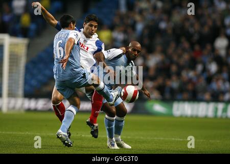 Claudio Reyna, Manchester City (l), Dejan Stefanovic de Portsmouth (au centre) et Trevor Sinclair, Manchester City, se battent pour le ballon Banque D'Images