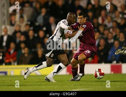 Soccer - FA Barclays Premiership - Fulham et Bolton Wanderers - Craven Cottage.Tal Ben Haim de Bolton Wanderers conteste Luis Boa Morte de Fulham Banque D'Images