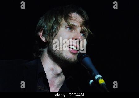 Alex Kapranos du groupe écossais Franz Ferdinand en concert au Forum, au nord de Londres. Banque D'Images