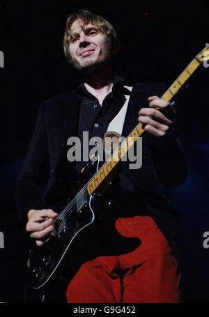 Le chanteur Alex Kapranos du groupe écossais Franz Ferdinand en concert au Forum, dans le nord de Londres. Banque D'Images