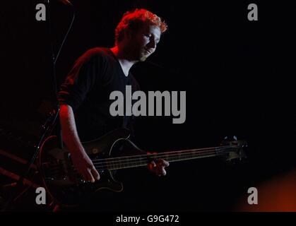 Robert Hardy de Franz Ferdinand en concert au Forum, au nord de Londres. Banque D'Images