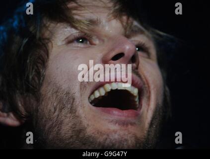 Franz Ferdinand en concert au Forum.Alex Kapranos, chanteur principal de Franz Ferdinand, en concert au Forum, dans le nord de Londres. Banque D'Images