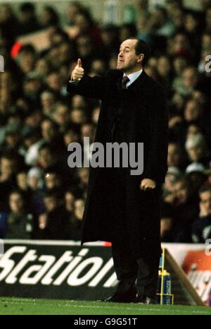 Football - FA Carling Premiership - Tottenham Hotspur / Liverpool.George Graham, directeur de Tottenham, donne les pouces à ses joueurs sur leur performance gagnante contre Liverpool Banque D'Images