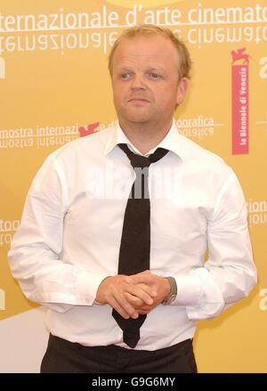 AP OUT Toby Jones à un photocall pour son nouveau film inFAMOUS, au Palazzo del Casino pendant le 63e Festival du film de Venise, Venise, Italie. Banque D'Images