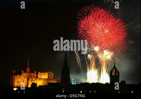 Un concert de feux d'artifice au château d'Édimbourg met fin au festival international d'Édimbourg. Banque D'Images