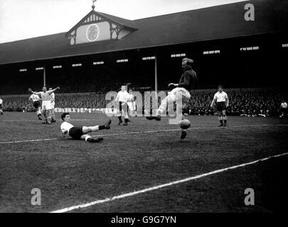 Le gardien de but de Manchester City Bert Trautmann (deuxième r) est battu par un effort de Bobby Smith de Tottenham Hotspur (l, à l'étage) Banque D'Images