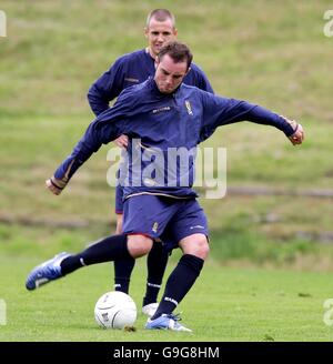 Kris Boyd, en Écosse, prend une photo tandis que Kenny Miller (derrière) regarde pendant une séance d'entraînement à Hampden Park, Glasgow. Banque D'Images