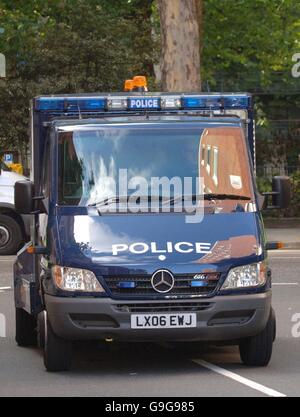 La camionnette de police transportant deux suspects de terreur arrive au tribunal de la City of Westminster, dans le centre de Londres. Banque D'Images