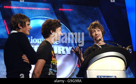 Les Arctic Monkeys sur scène lors du prix national du mercure 2006 à Grosvenor House, dans le centre de Londres. Date de la photo: Mardi 5 septembre 2006. Voir l'histoire de PA SHOWBIZ Mercury. Crédit photo devrait lire: Yui Mok / PA Banque D'Images