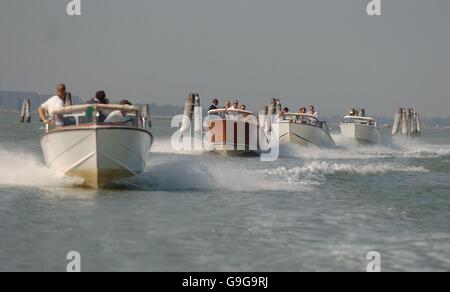 David et Victoria Beckham (PAS vu dans le bateau brun) sont chassés par des papapapapazzzi comme ils quittent l'aéroport Marco Polo en bateau-taxi, Venise, Italie. Banque D'Images