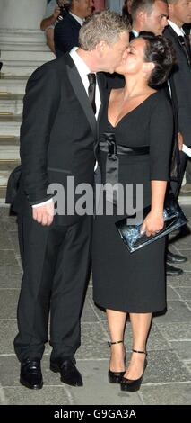 AP OUT Kenneth Branagh et la femme Lindsay Brunnock arrivent pour la première pour le nouveau film The Magic Flute, pendant le 63e Festival du film de Venise. Banque D'Images