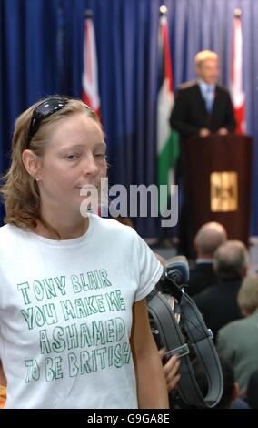 Femme britannique Kirsty (nom inconnu) qui vit à Ramallah portant un T shirt protestaient contre le Premier Ministre Tony Blair lors de la conférence de presse conjointe entre le ministre Blair et le président palestinien Mahmoud Abbas au complexe présidentiel à Ramallah, Cisjordanie . Banque D'Images