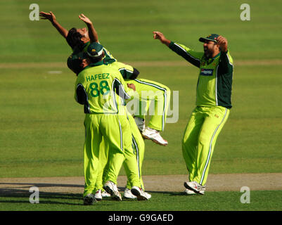 Cricket - NatWest One Day International Series - Angleterre / Pakistan - Edgbaston.Le capitaine Inzaman du Pakistan - ul-Haq (à droite) se présente pour féliciter Abdul Razzaq après avoir rejeté Paul Collingwood de l'Angleterre Banque D'Images