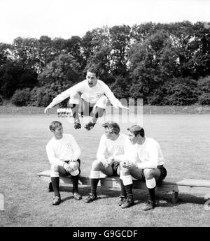 Dave Mackay, de Tottenham Hotspur, dépasse les coéquipiers Cliff Jones, Ron Henry et Jimmy Greaves Banque D'Images