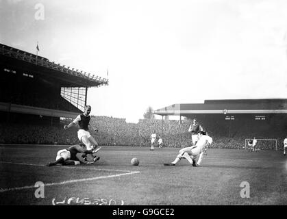 (G-D) le gardien de but d'Arsenal Bob Wilson et son coéquipier Ian Ure fleuret Frank Wignall de Nottingham Forest Banque D'Images