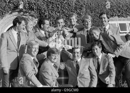 L'équipe européenne fête avec la Ryder Cup: (Dernière rangée, l-r) Jose Rivero, Bernhard Langer, Nick Faldo, Sam Torrance, capitaine Tony Jacklin, Sandy Lyle, Paul Way, Ken Brown, Seve Ballesteros; (Première rangée, l-r) Howard Clark, Ian Woosnam, Jose-Maria Canizares, Manuel Pinero Banque D'Images