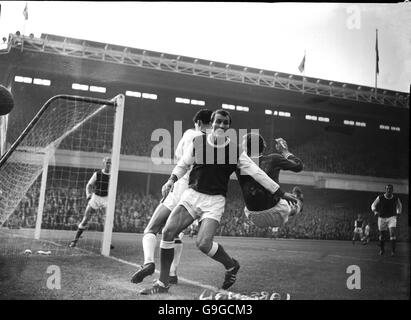 (R-L) le gardien de but d'Arsenal, Bob Wilson, se combine avec Jimmy à l'arrière droit Magill refuse Frank Wignall de la forêt de Nottingham Banque D'Images