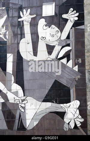 Un mur carrelé dans Gernika rappelle à des bombardements pendant la guerre civile espagnole. Banque D'Images