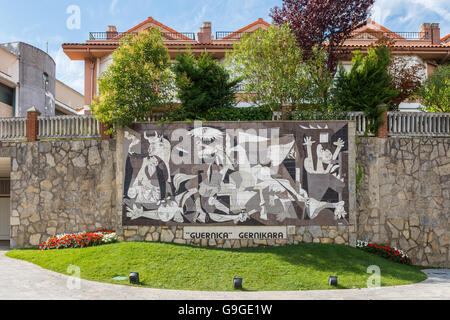 Un mur carrelé dans Gernika rappelle à des bombardements pendant la guerre civile espagnole. Banque D'Images