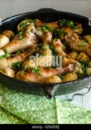 Tendres et croquantes au poulet avec les carottes et les pommes de terre rôties Banque D'Images