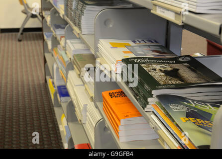 Journaux, périodiques sur des étagères, à une bibliothèque universitaire Banque D'Images