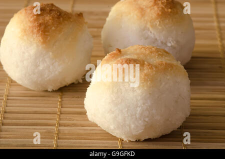 Cookies Noix De Coco boules comme sur fond de bambou Banque D'Images