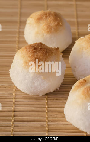 Cookies Noix De Coco boules comme sur fond de bambou Banque D'Images