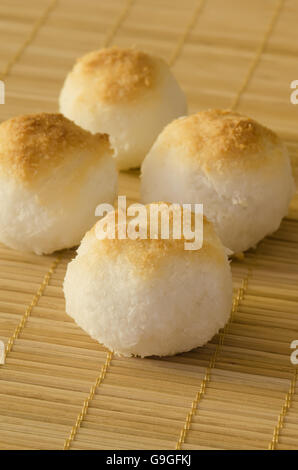 Cookies Noix De Coco boules comme sur fond de bambou Banque D'Images